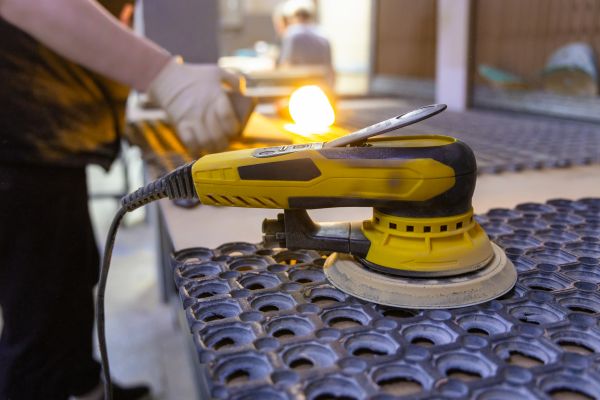 エアサンダーを使用しての研磨作業